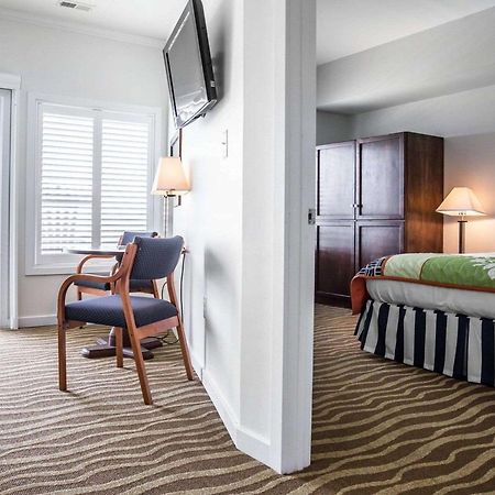 Island Inn & Suites, Ascend Hotel Collection Piney Point Buitenkant foto