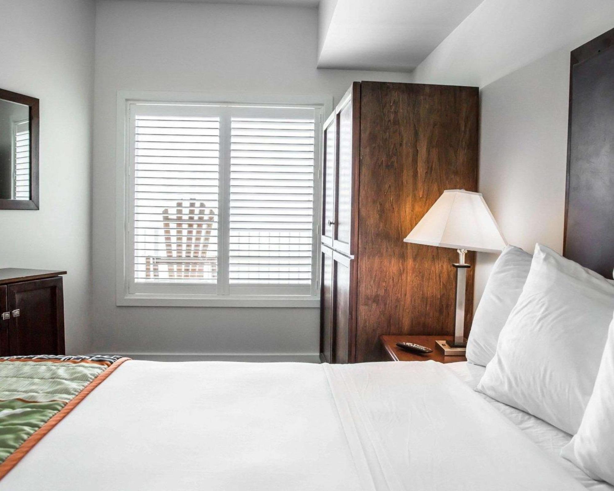 Island Inn & Suites, Ascend Hotel Collection Piney Point Buitenkant foto