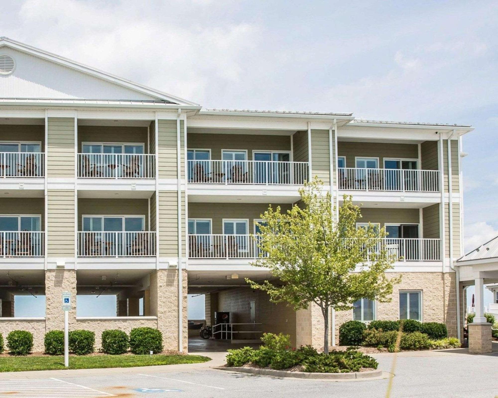 Island Inn & Suites, Ascend Hotel Collection Piney Point Buitenkant foto